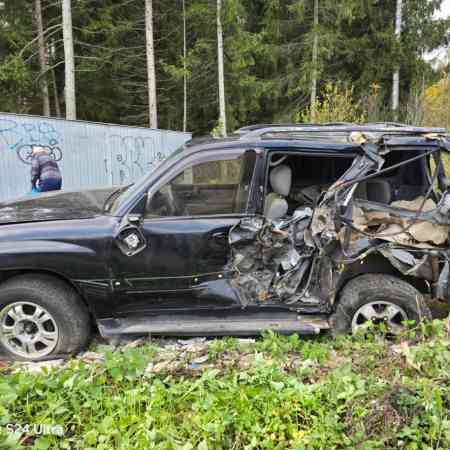 Аварийные автомобили Тойота Ленд круйзер 100-2001 4.7 бензин АКПП выкупили за 650000
